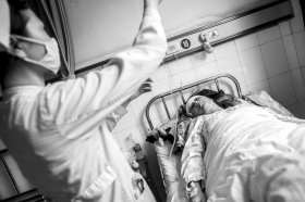 母親突遭鄰居鐵棍襲擊 用身體護住嬰兒車(圖)