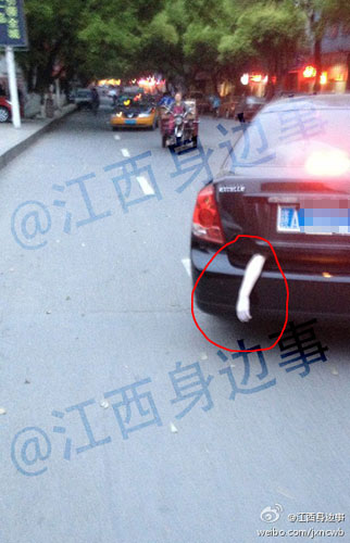 轎車后備箱竟露出人手 警方澄清是拍攝道具(圖)