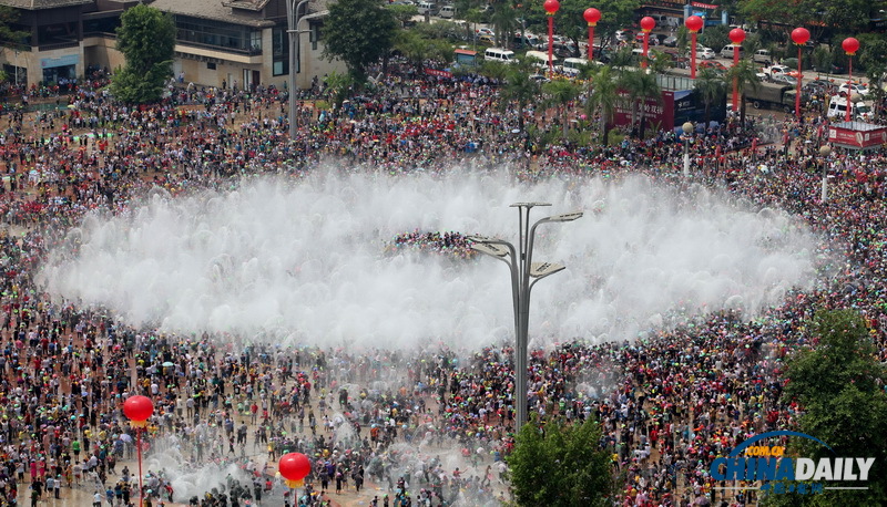 云南西雙版納歡度潑水節(jié)