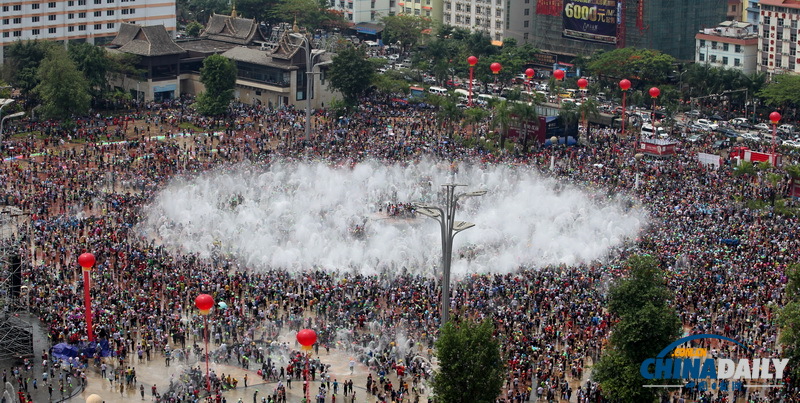 云南西雙版納歡度潑水節