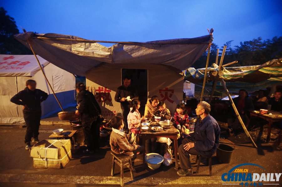 蘆山地震災后現場見聞：家宴