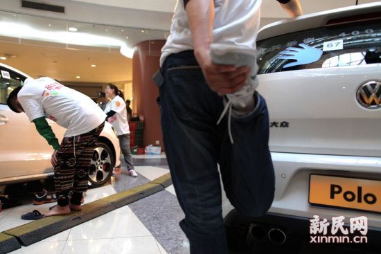 摸車大賽：女子瘋狂比拼51小時勝出領走愛車 圖