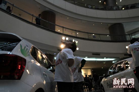 摸車大賽：女子瘋狂比拼51小時勝出領走愛車 圖