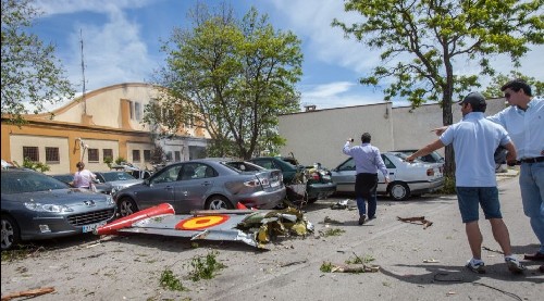 西班牙航展“古董”飛機撞樓墜毀 數千人目睹駭人場景