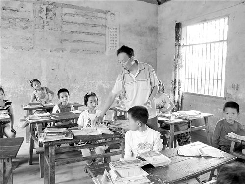 重慶56歲老教師獨撐村小6年 語數體全教 還兼煮飯