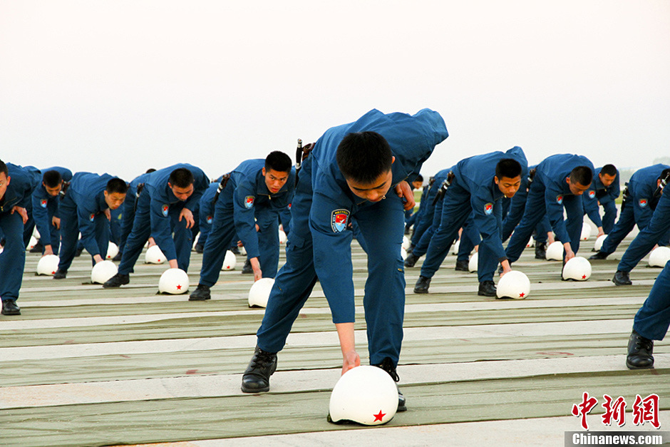 中國空軍新一批殲擊機飛行學員完成首次空中跳傘