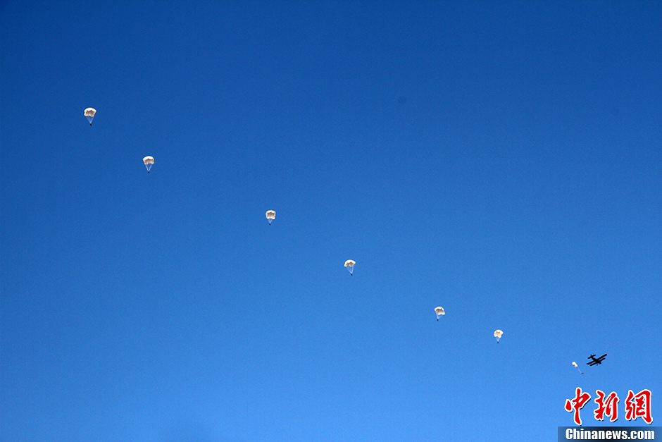 中國空軍新一批殲擊機飛行學員完成首次空中跳傘