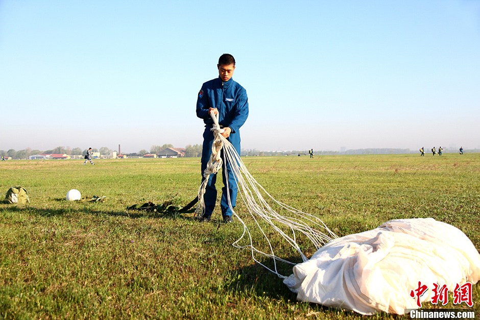 中國空軍新一批殲擊機飛行學員完成首次空中跳傘