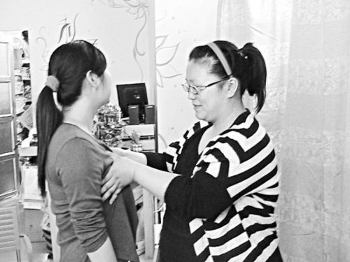 內衣店老板娘摸胸一手準走紅 買衣必摸作店規