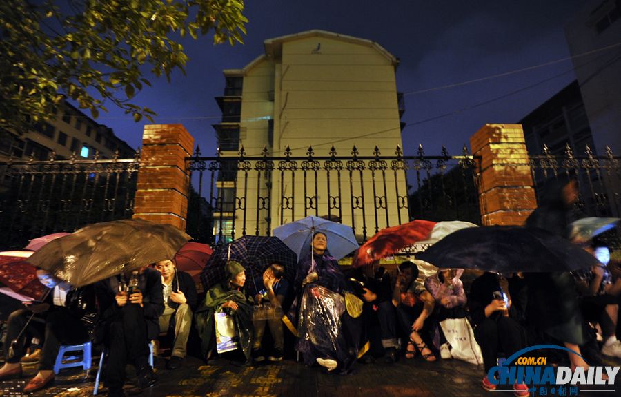 湖南長沙市：200家長雨中排隊取號報名校