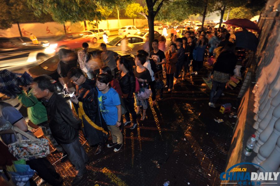 湖南長(zhǎng)沙市：200家長(zhǎng)雨中排隊(duì)取號(hào)報(bào)名校