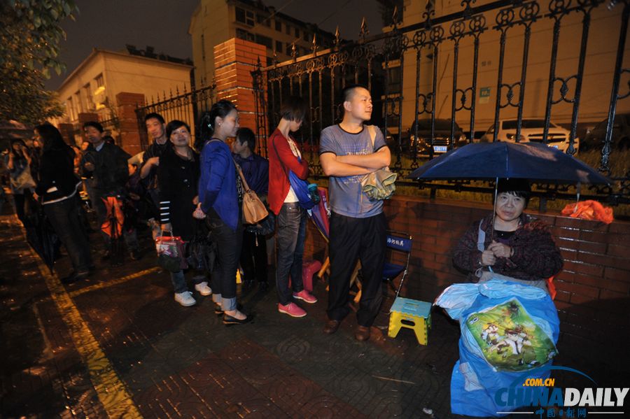 湖南長(zhǎng)沙市：200家長(zhǎng)雨中排隊(duì)取號(hào)報(bào)名校