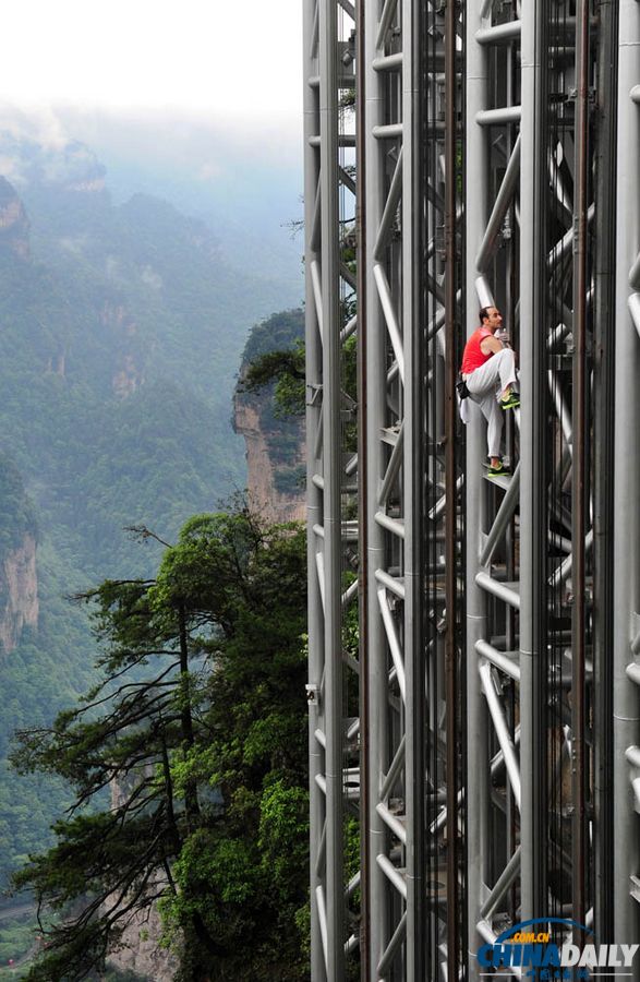 法國“蜘蛛俠”徒手挑戰張家界百龍天梯