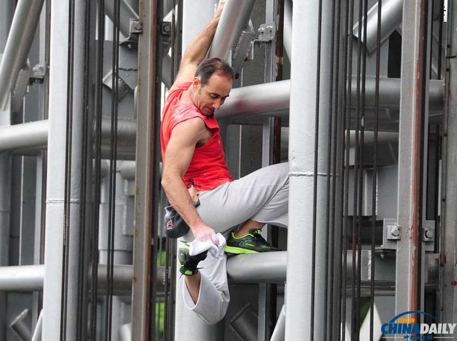 法國“蜘蛛俠”徒手挑戰張家界百龍天梯