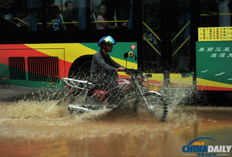 三亞再遭暴雨襲擊 街頭水流又成“河”