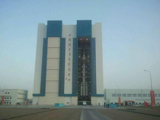 神舟十號飛船6月中旬擇機發射 船箭塔組合體轉運至發射區