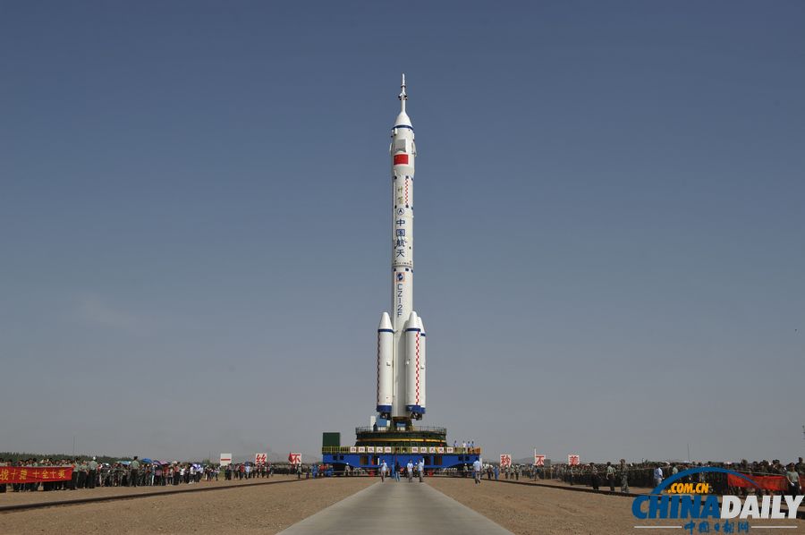 神舟十號船箭組合體轉運至發射區