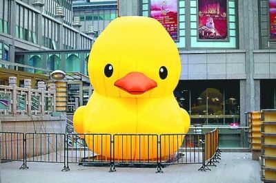 大黃鴨設計者斥抄襲愚蠢:內地版全是山寨
