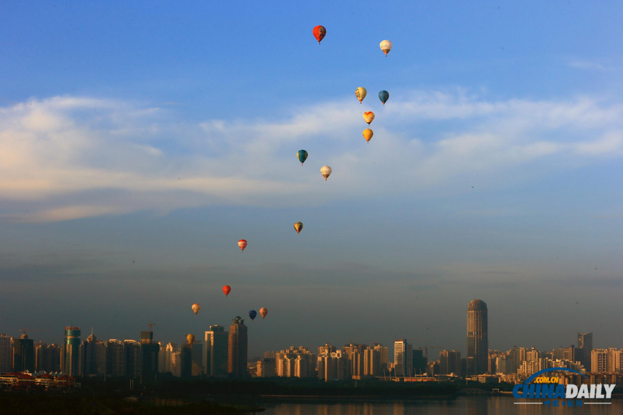 海南海口：15只熱氣球成功飛越瓊州海峽