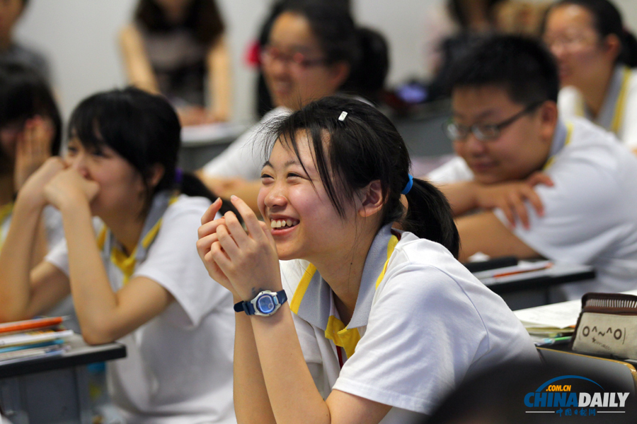 中國航天員首次太空授課 學(xué)生在地面課堂提問