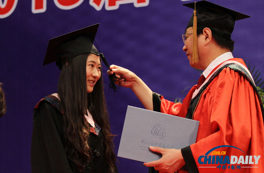 現(xiàn)場(chǎng)直擊：對(duì)外經(jīng)貿(mào)大學(xué)舉行2013屆畢業(yè)典禮