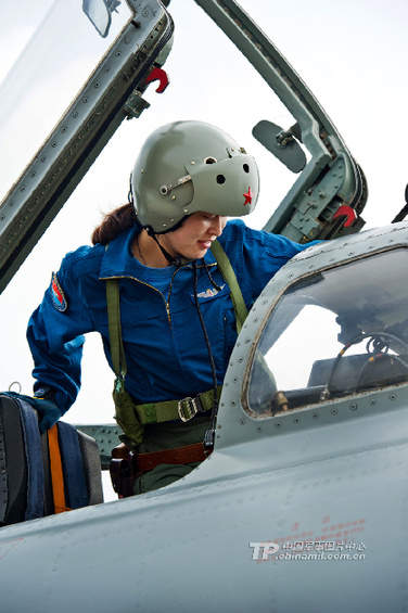 中國空軍首批雙學士殲擊機女飛行員步入戰位