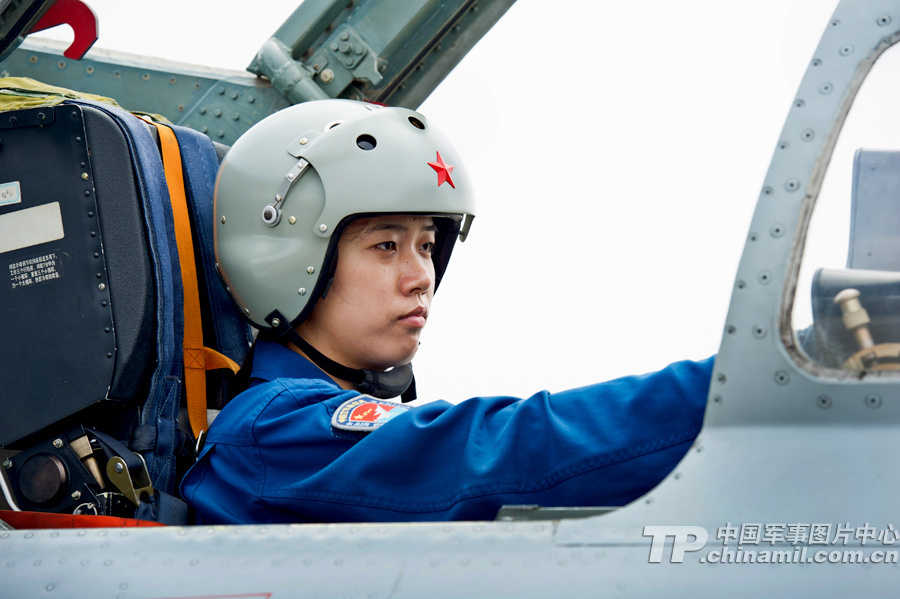 中國空軍首批雙學士殲擊機女飛行員步入戰位