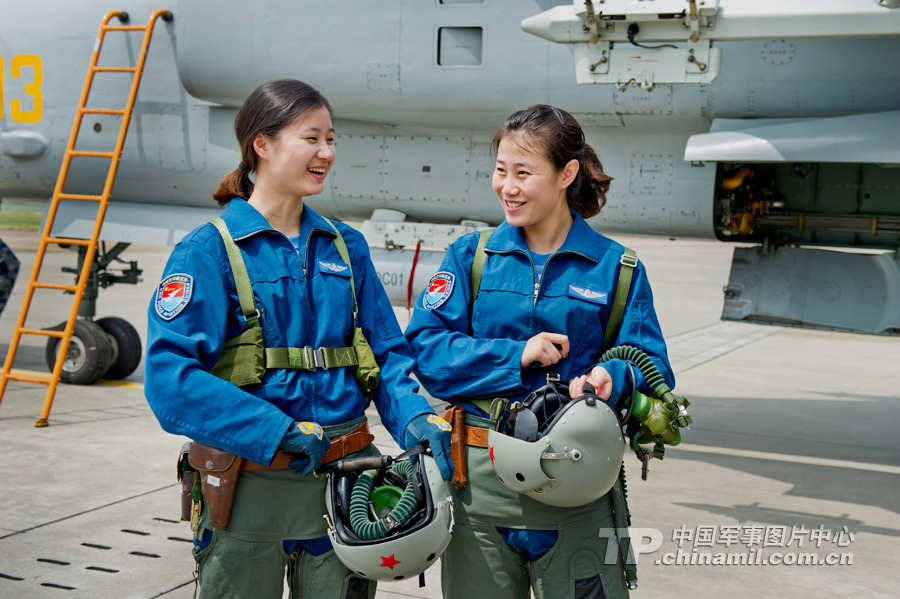 中國空軍首批雙學士殲擊機女飛行員步入戰位