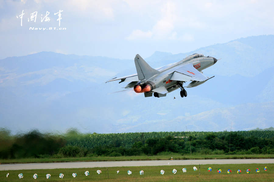 中國空軍首批雙學士殲擊機女飛行員步入戰位