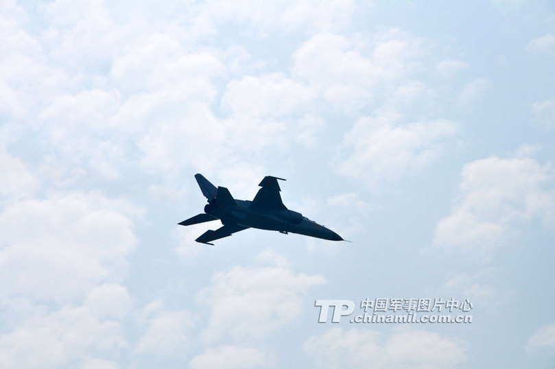 中國空軍首批雙學士殲擊機女飛行員步入戰位
