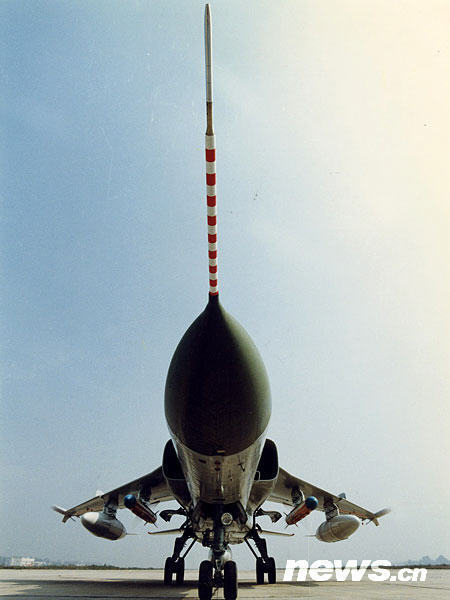 中國空軍首批雙學士殲擊機女飛行員步入戰位