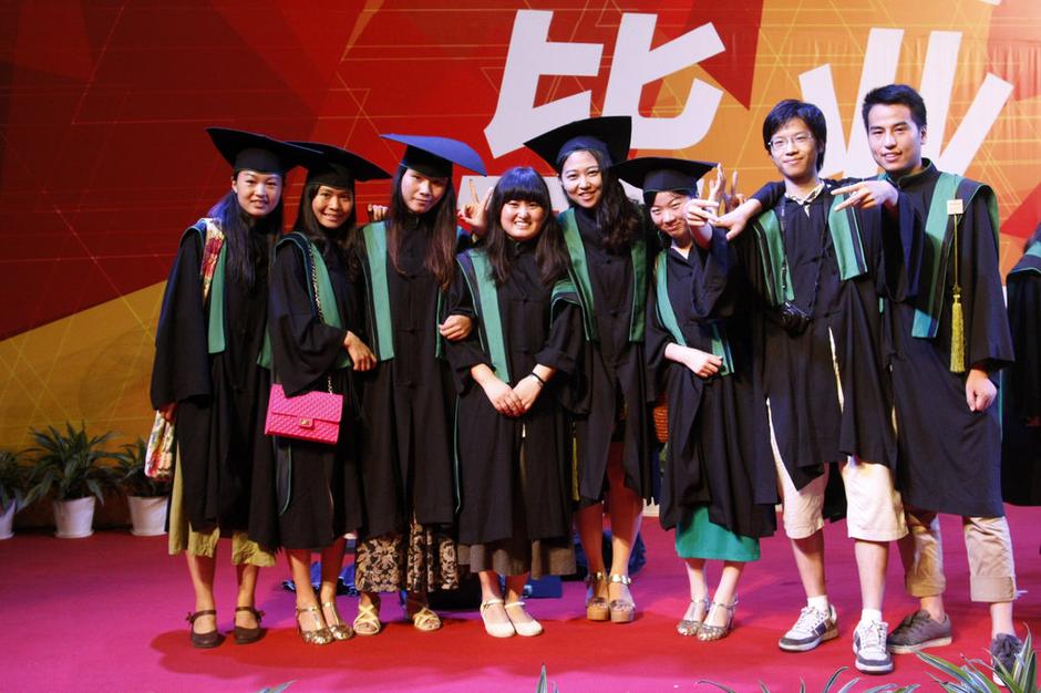 “中國式學位服”正式亮相[高清]