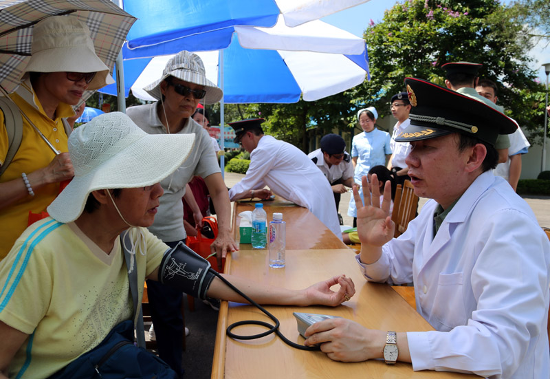 高清：駐港部隊舉行“軍營開放日”活動