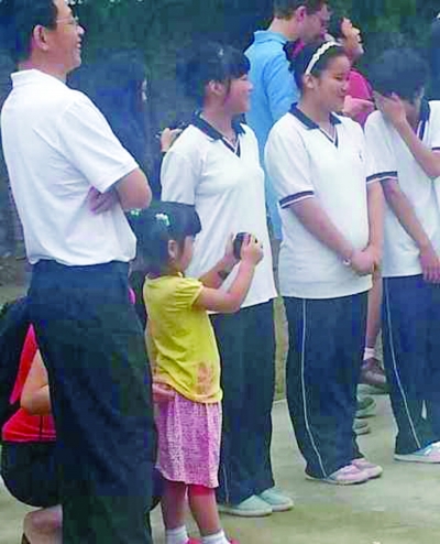 姚明訪慈善學(xué)校被