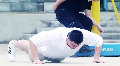 姚明訪慈善學(xué)校被