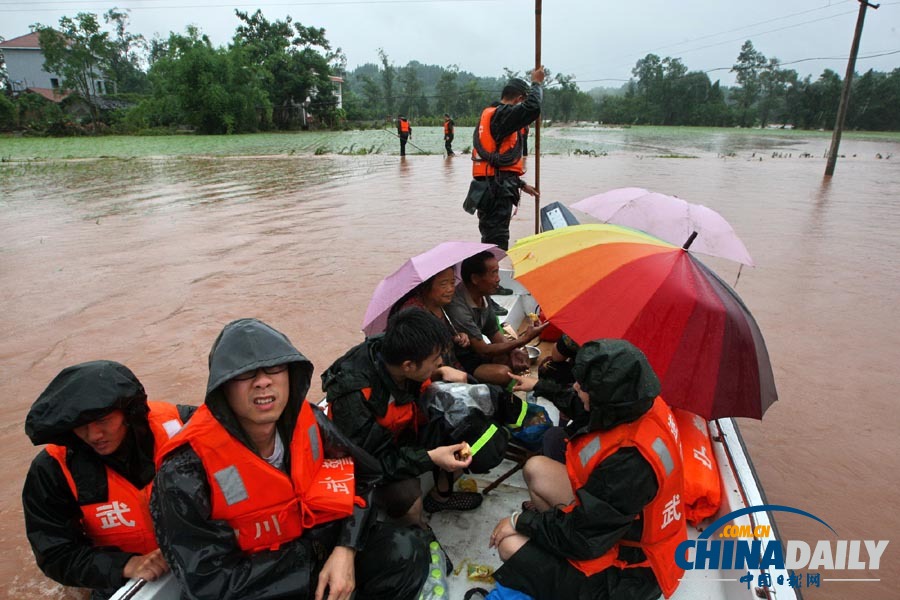 四川遂寧遭遇強降雨 武警官兵轉(zhuǎn)移受困群眾