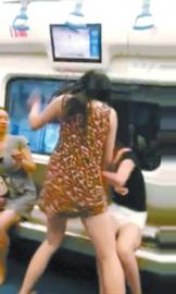 成都地鐵現(xiàn)“極品媽媽” 當兒子面謾罵揍女子(圖)