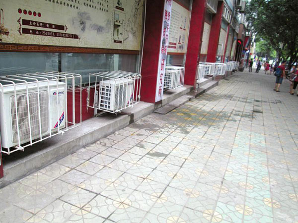 20米人行道安7個空調外機 路人熱得“遭不住”