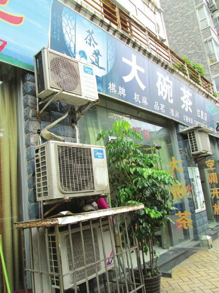 20米人行道安7個空調外機 路人熱得“遭不住”