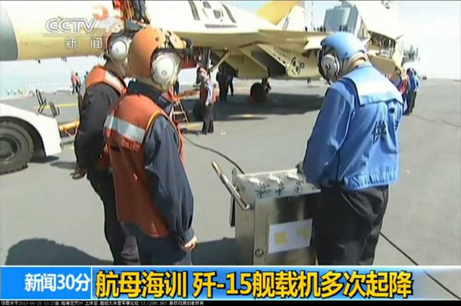 我航母出海試驗訓練25天后返港 殲—15完成首次駐艦飛行