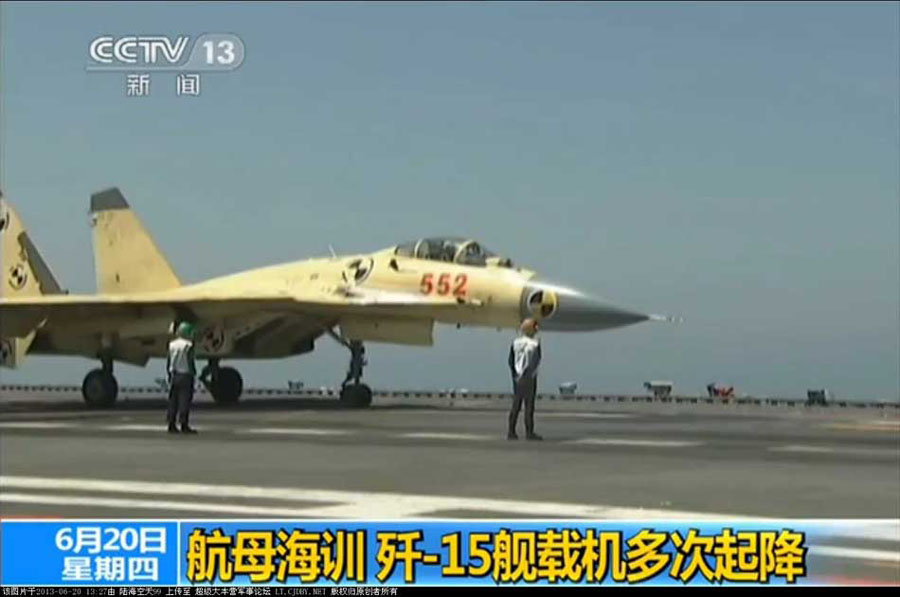 我航母出海試驗訓練25天后返港 殲—15完成首次駐艦飛行