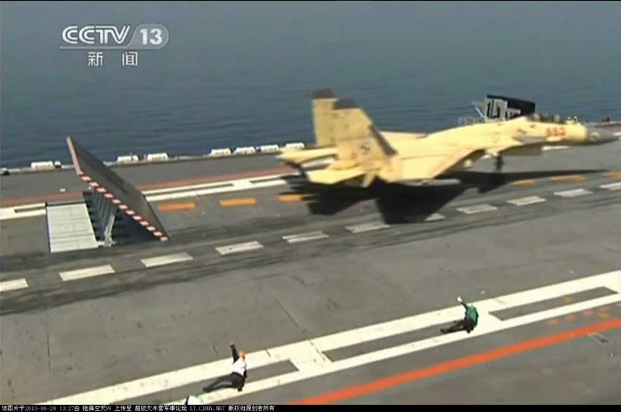 我航母出海試驗訓練25天后返港 殲—15完成首次駐艦飛行