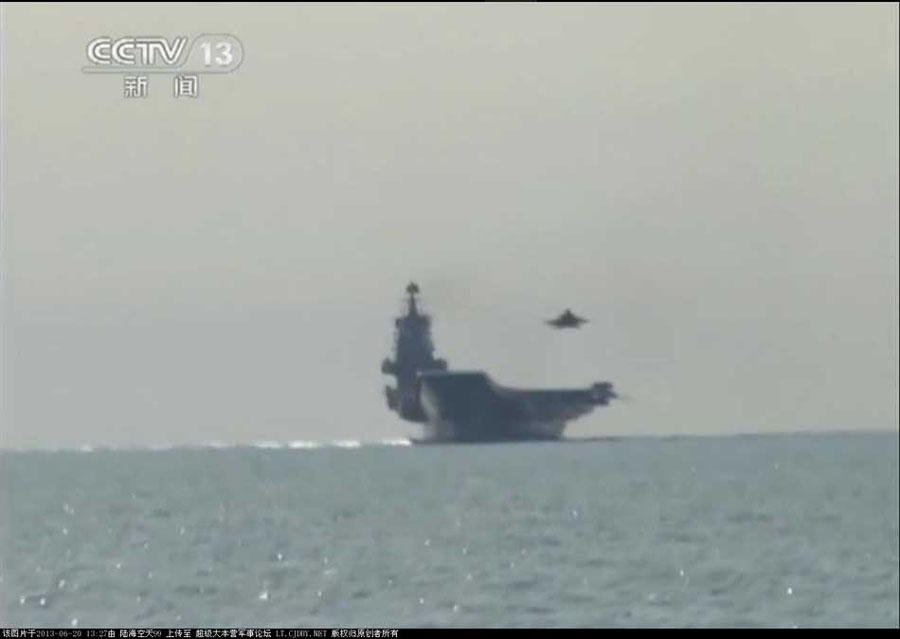 我航母出海試驗訓練25天后返港 殲—15完成首次駐艦飛行