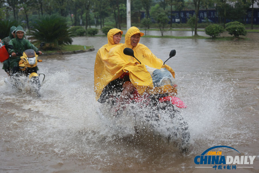 中國日報聚焦全國各地頻現暴雨