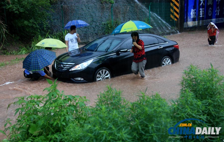 中國日報聚焦全國各地頻現暴雨
