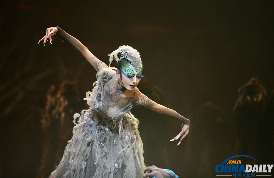 楊麗萍收官之作《孔雀》南京“開(kāi)屏”