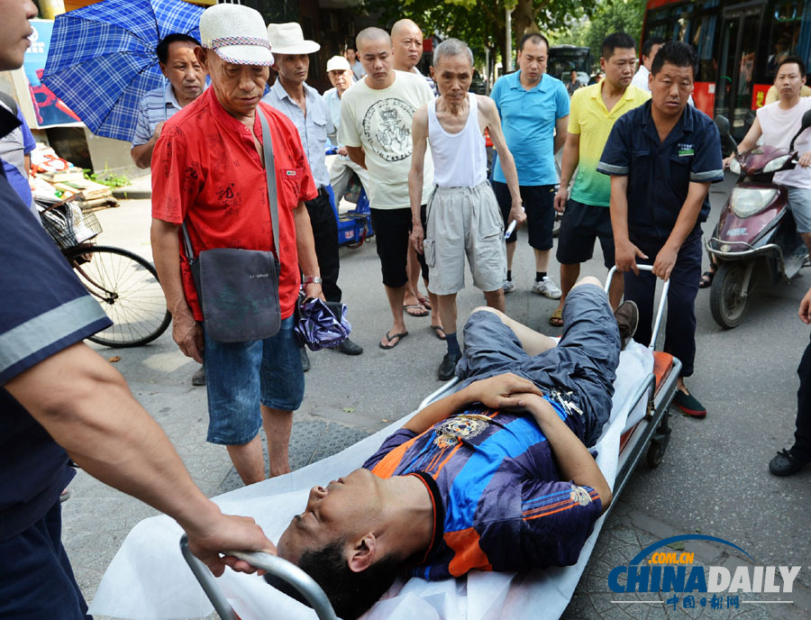 湖北漢口：68歲老人跪地營(yíng)救暈倒男子