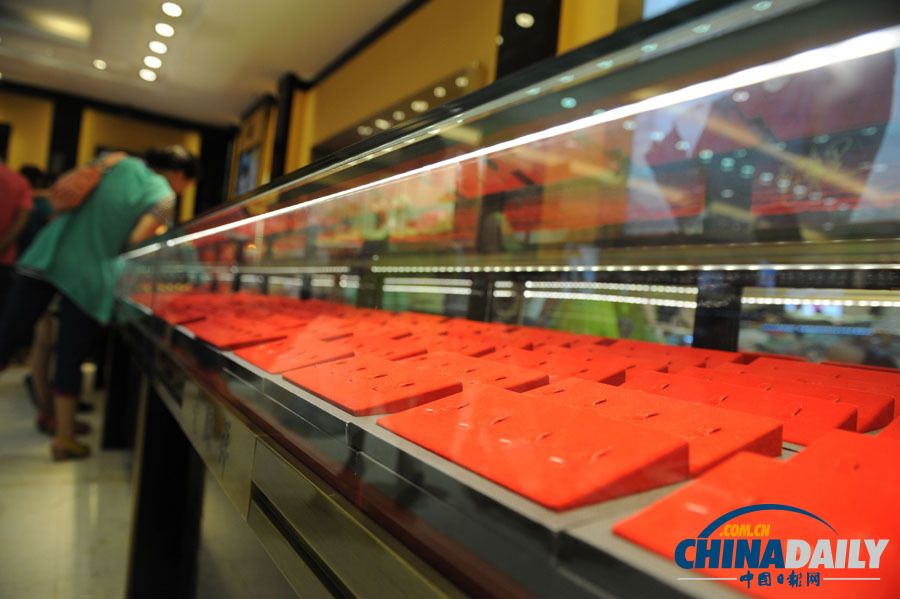 安徽阜陽(yáng)：黃金低價(jià)引市民搶購(gòu) 金店被搶購(gòu)一空