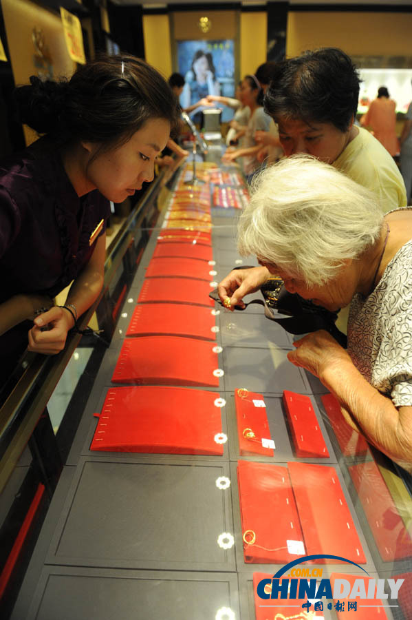 安徽阜陽：黃金低價引市民搶購 金店被搶購一空