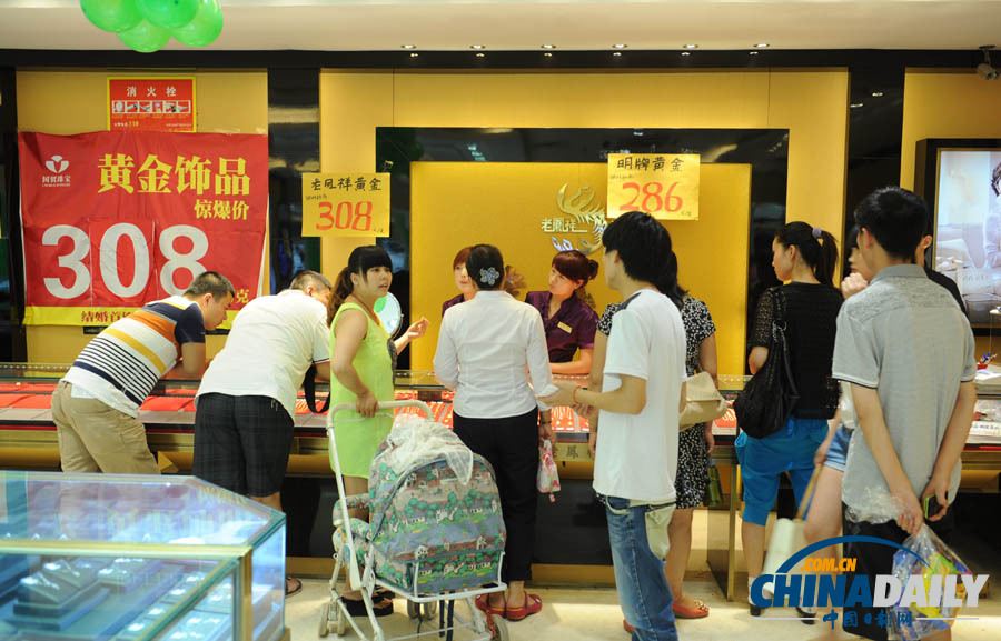 安徽阜陽(yáng)：黃金低價(jià)引市民搶購(gòu) 金店被搶購(gòu)一空